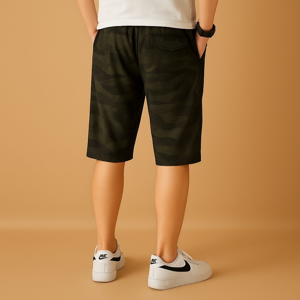 Menโs camouflage cargo shorts with multiple pockets and loose fit โ perfect for hiking, camping, and casual outdoor wear.