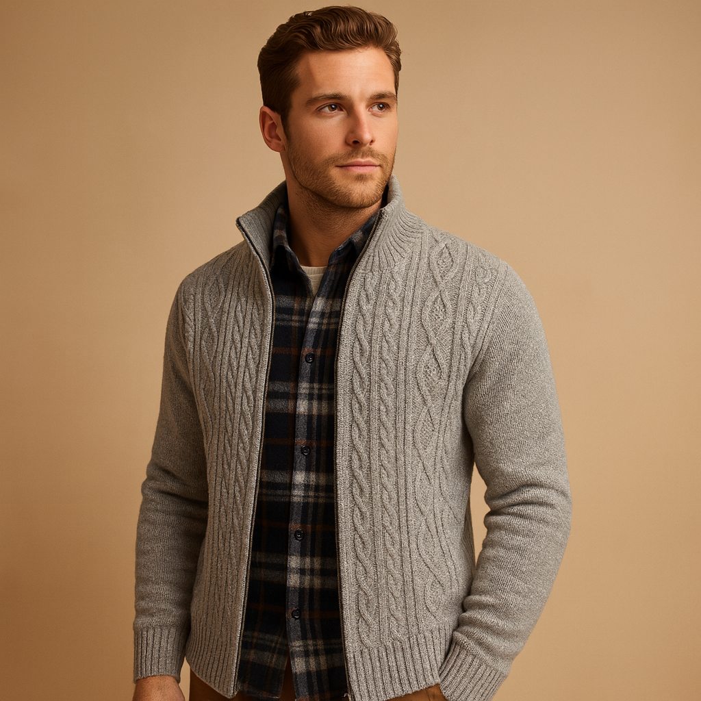 Men’s knitted cable sweater with cozy checkered inner lining, ideal for autumn and winter, offering a timeless and versatile style.