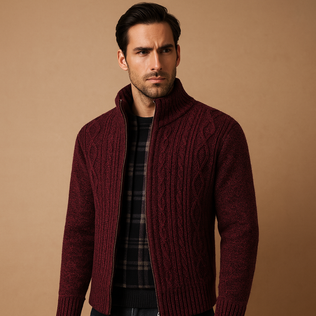 Men’s knitted cable sweater with cozy checkered inner lining, ideal for autumn and winter, offering a timeless and versatile style.