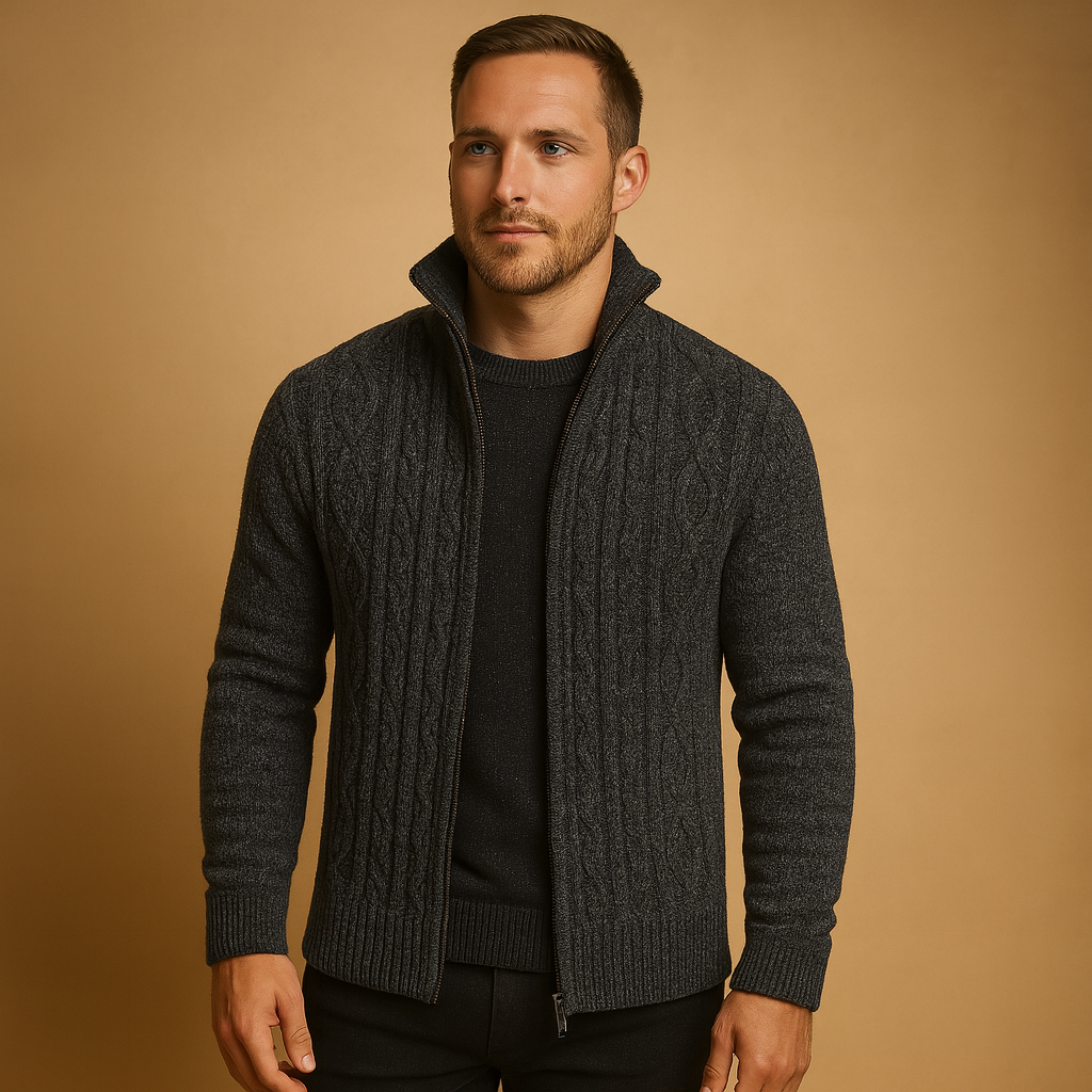 Men’s knitted cable sweater with cozy checkered inner lining, ideal for autumn and winter, offering a timeless and versatile style.