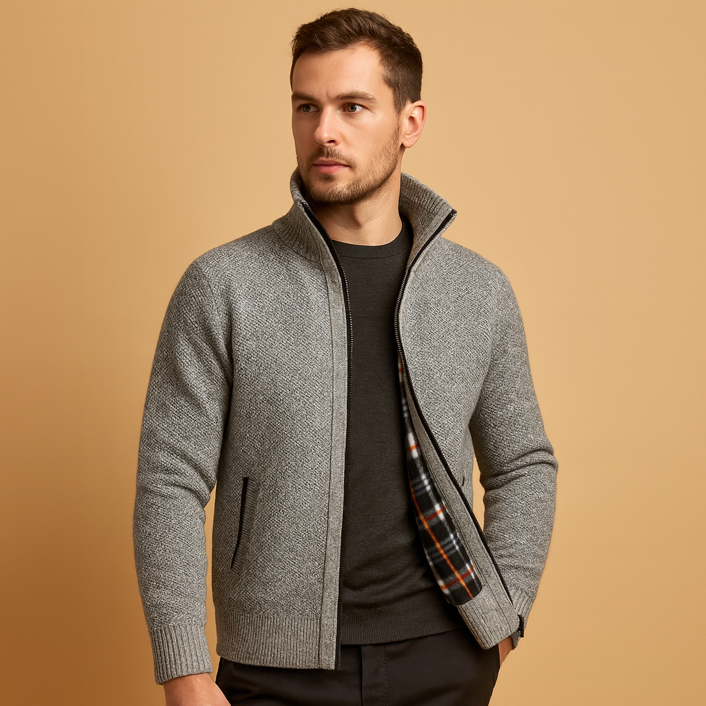 Men’s knitted cable sweater with cozy checkered inner lining, ideal for autumn and winter, offering a timeless and versatile style.