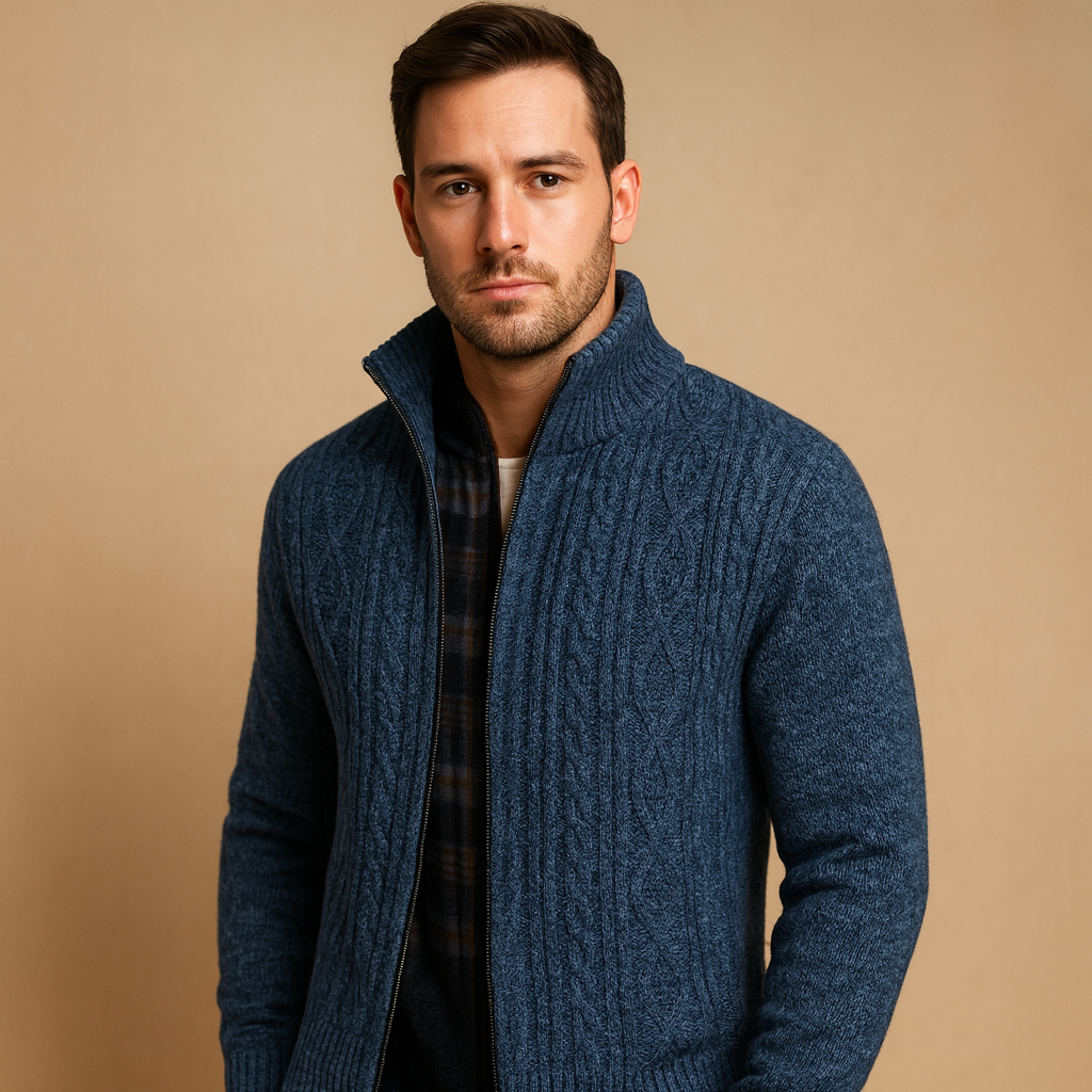 Men’s knitted cable sweater with cozy checkered inner lining, ideal for autumn and winter, offering a timeless and versatile style.