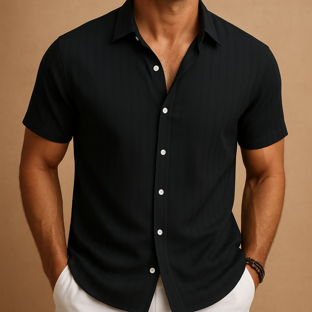Men’s light short-sleeve shirt with refined collar, perfect for summer days and casual occasions.