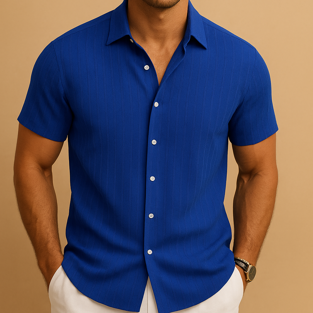 Men’s light short-sleeve shirt with refined collar, perfect for summer days and casual occasions.