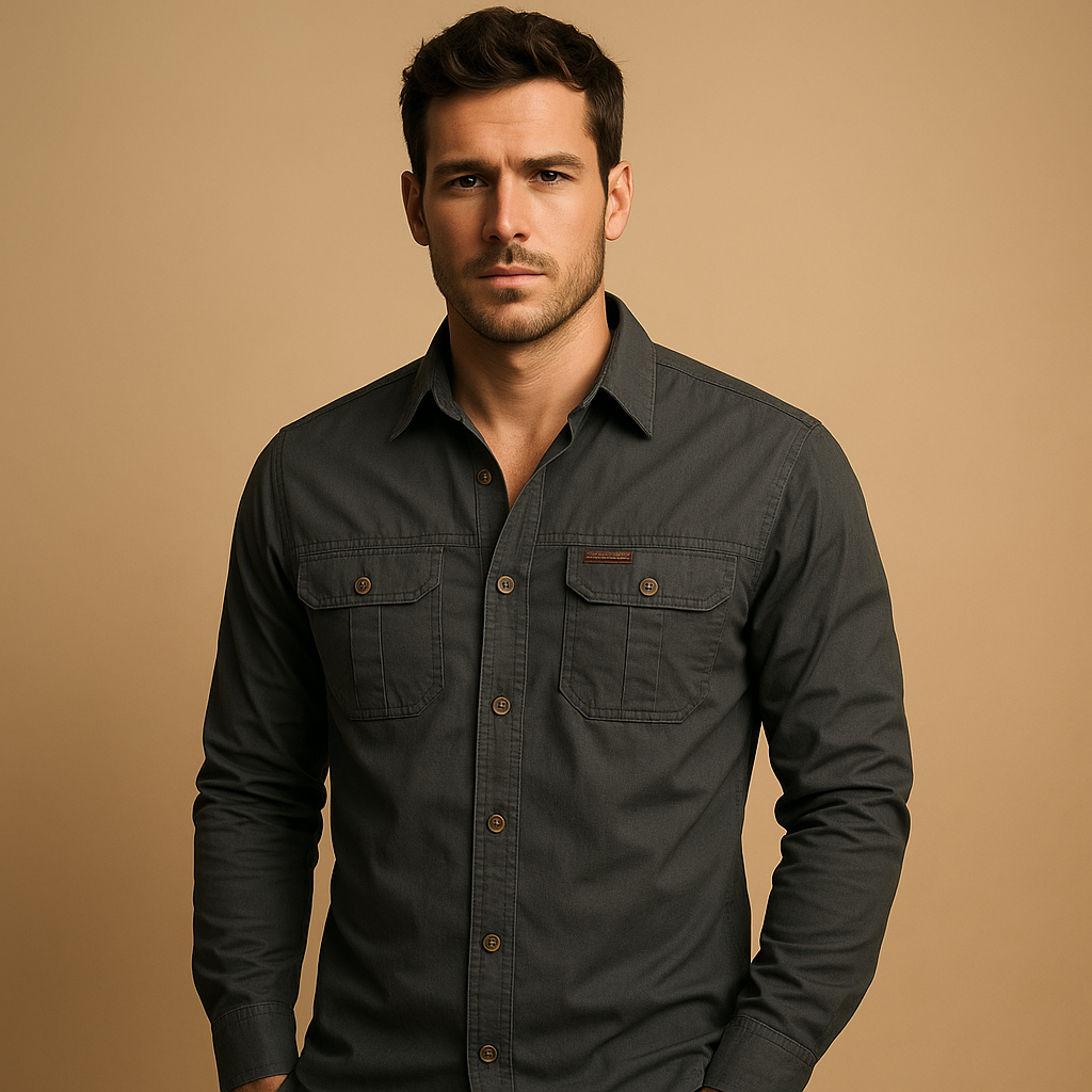 Men’s casual cargo shirt with breathable cotton fabric and front pockets, ideal for outdoor and casual outfits.