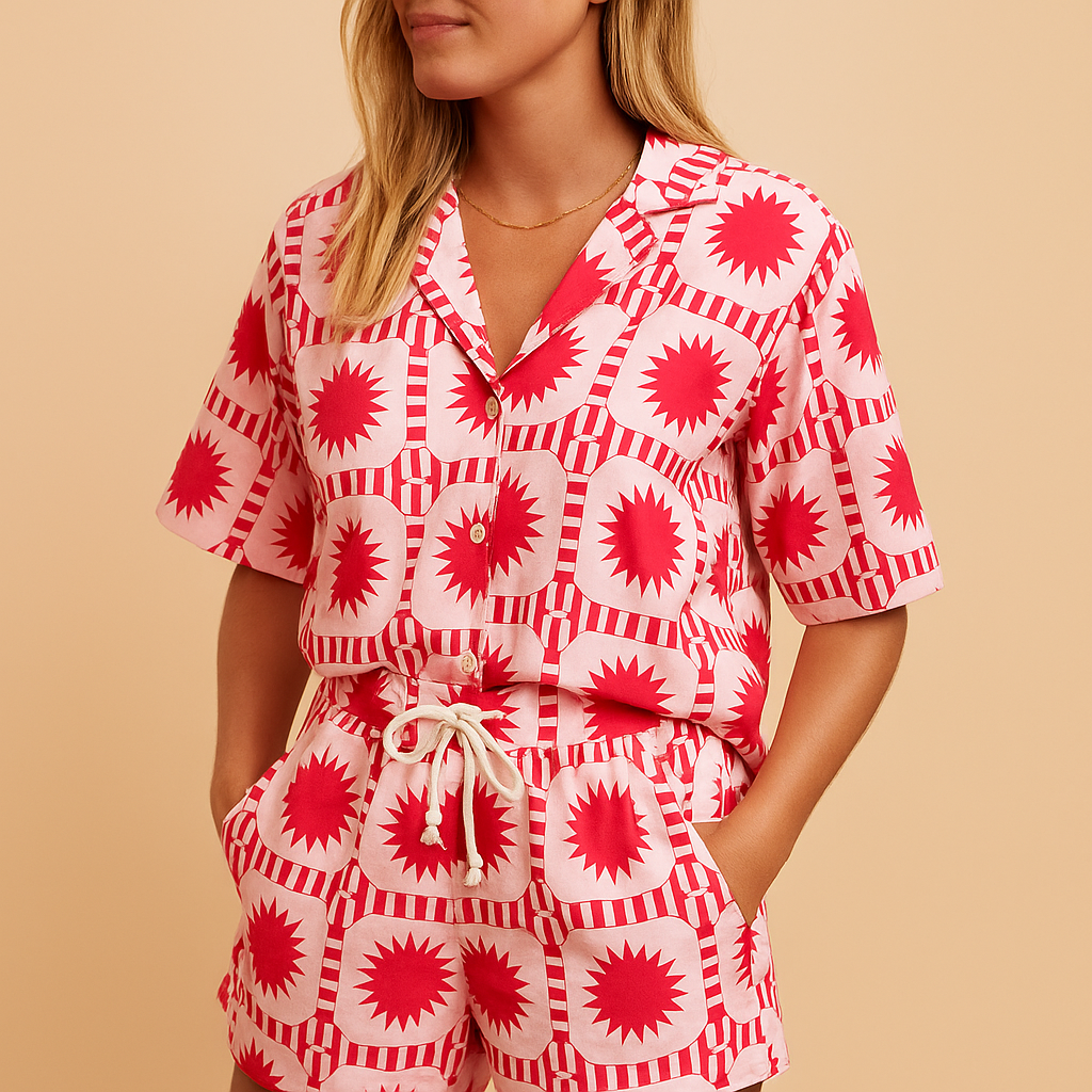 Women’s floral blouse and shorts set with short sleeves and elastic waistband, perfect for summer days, vacations, or casual outings.