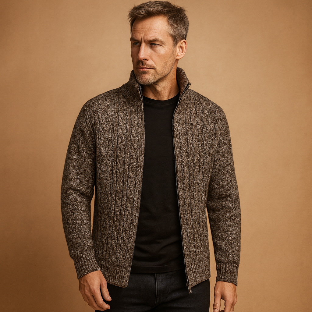 Men’s knitted cable sweater with cozy checkered inner lining, ideal for autumn and winter, offering a timeless and versatile style.