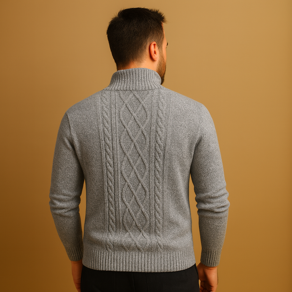Men’s knitted cable sweater with cozy checkered inner lining, ideal for autumn and winter, offering a timeless and versatile style.