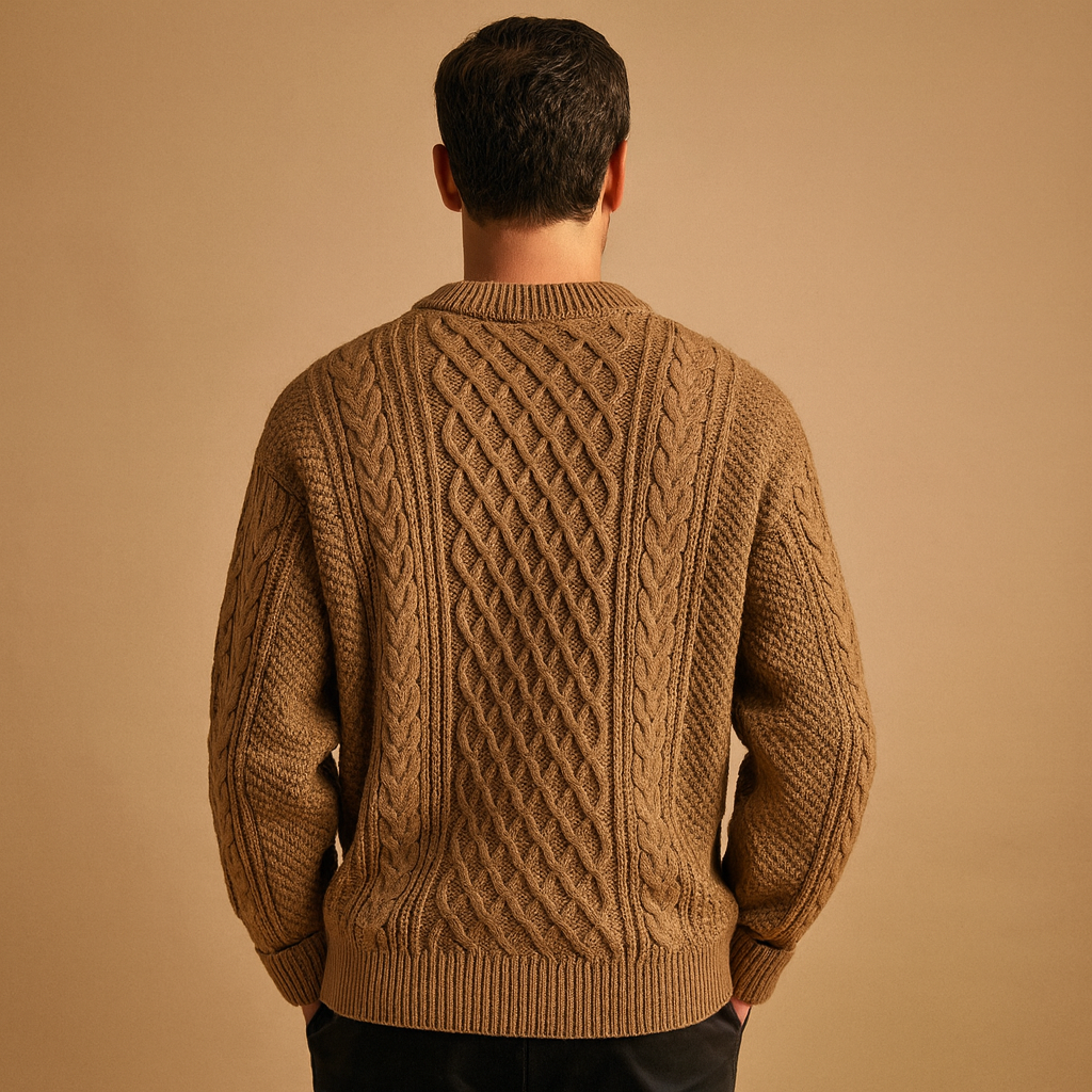 Men’s knitted crew neck sweater with loose fit and ribbed cuffs, perfect for layering in autumn and winter for a casual, timeless look.