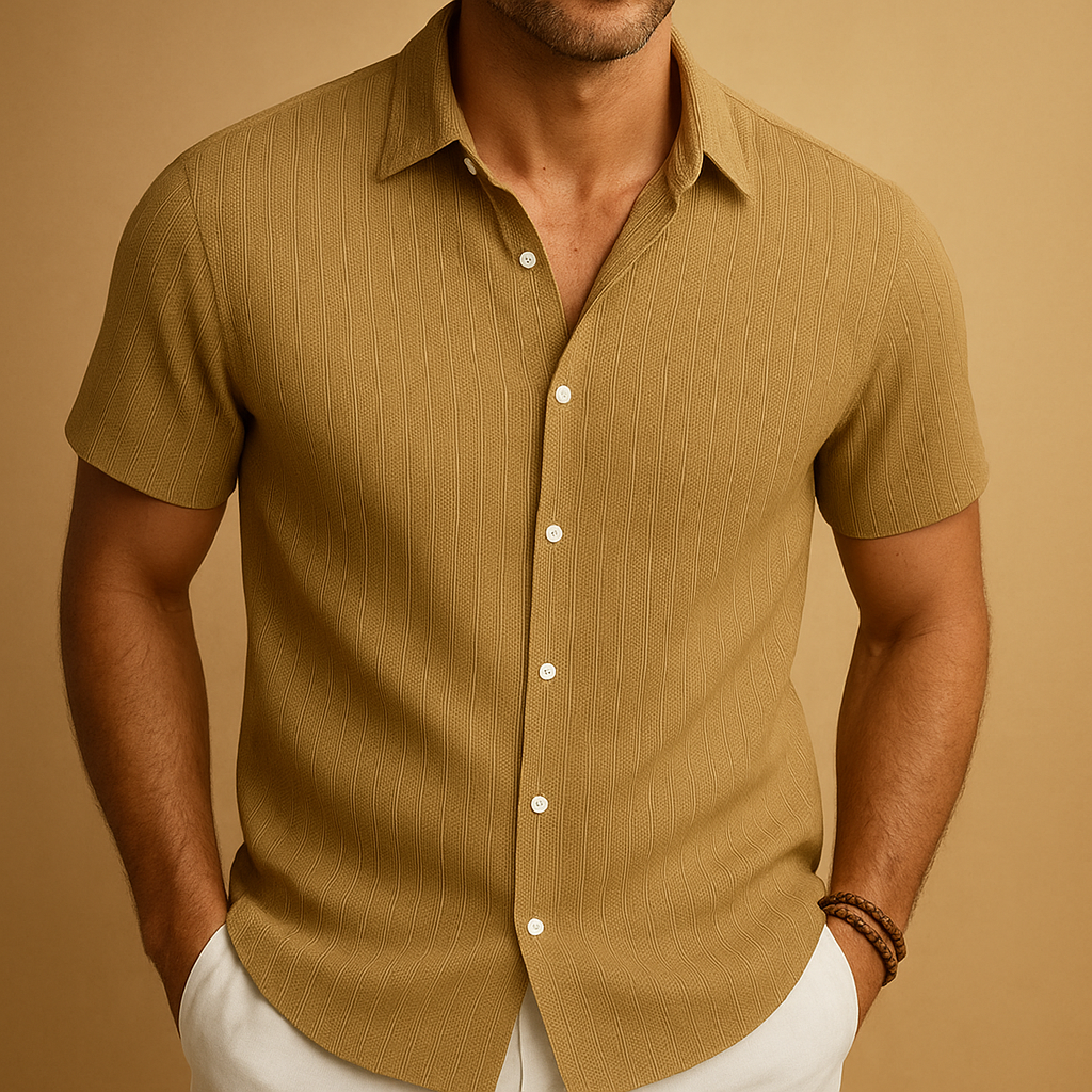 Men’s light short-sleeve shirt with refined collar, perfect for summer days and casual occasions.