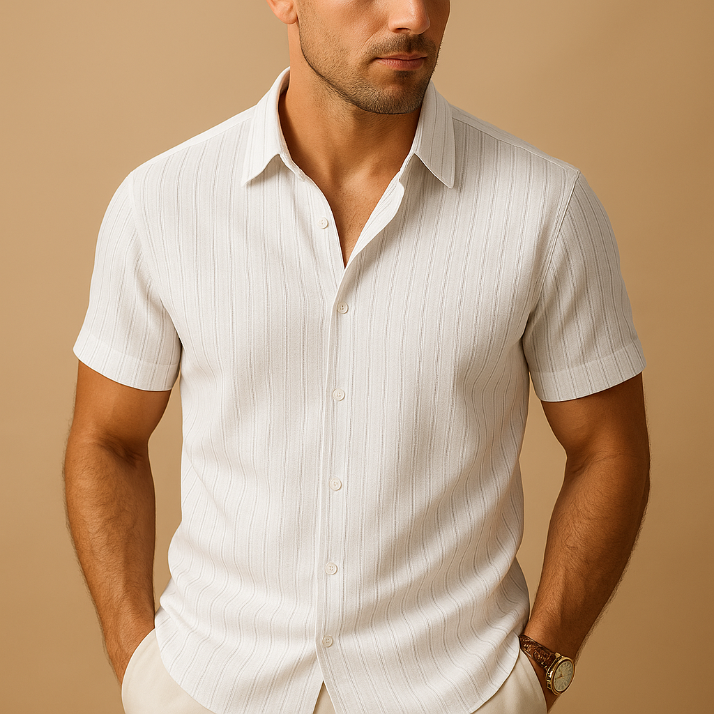 Men’s light short-sleeve shirt with refined collar, perfect for summer days and casual occasions.