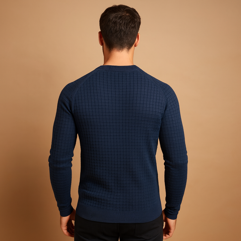 Men’s warm crew neck sweater made from soft knitted fabric with a relaxed fit, ideal for autumn and winter everyday wear.