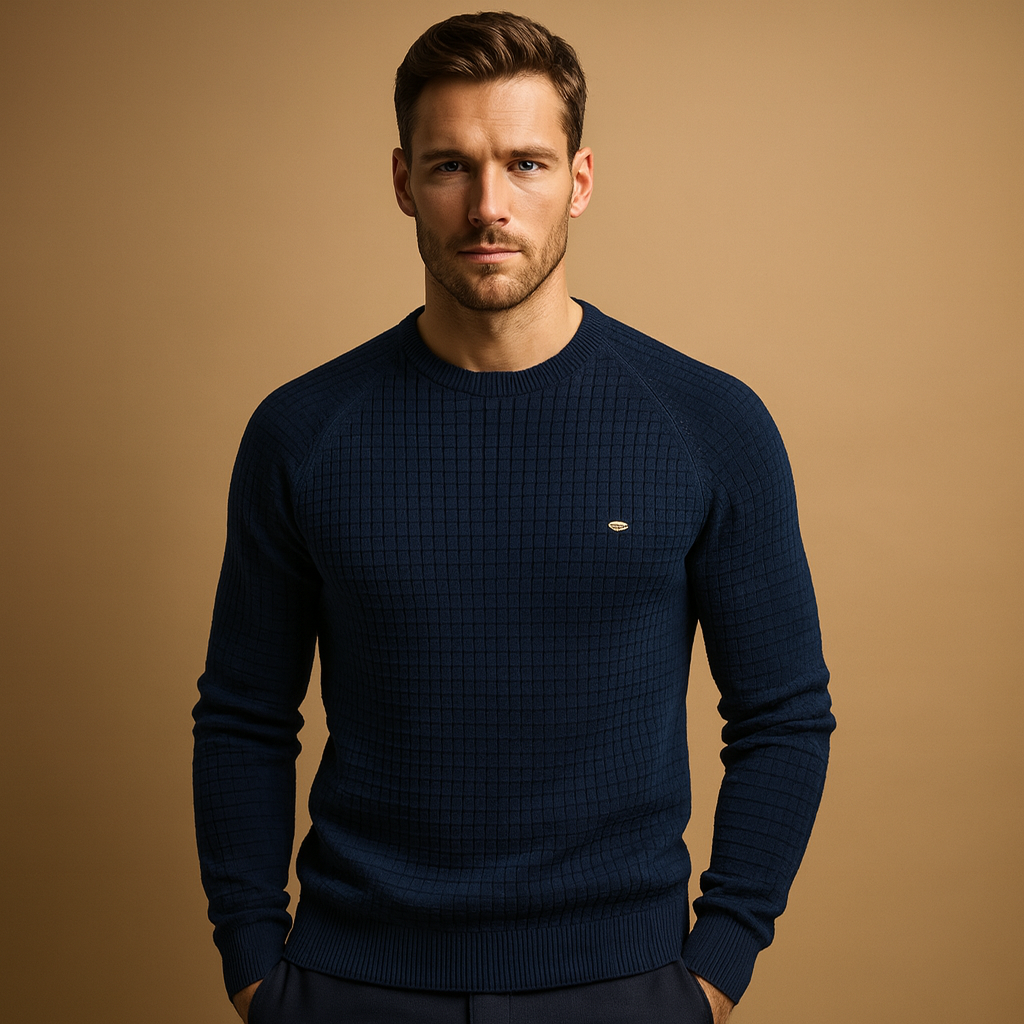 Men’s warm crew neck sweater made from soft knitted fabric with a relaxed fit, ideal for autumn and winter everyday wear.