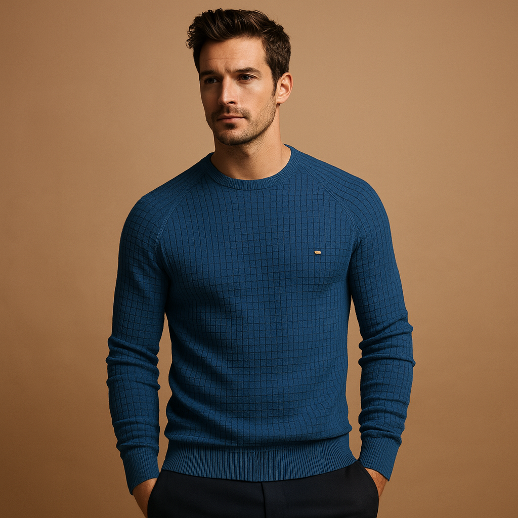 Men’s warm crew neck sweater made from soft knitted fabric with a relaxed fit, ideal for autumn and winter everyday wear.